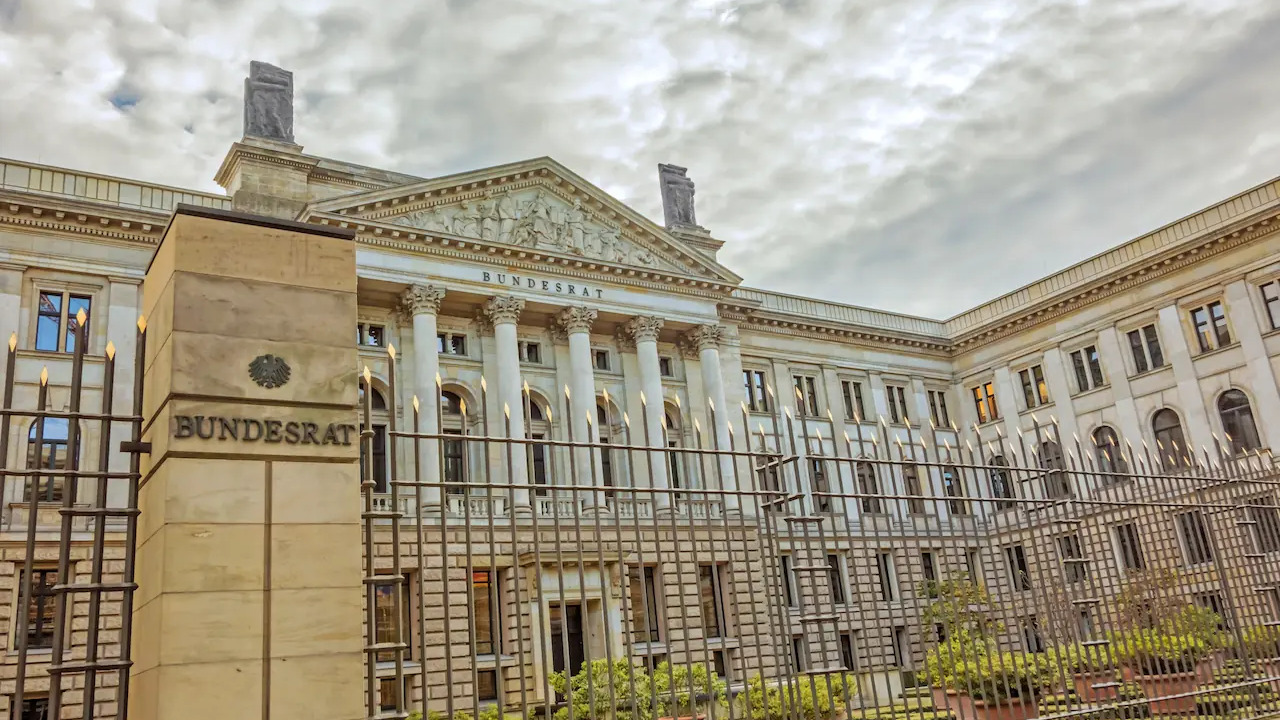 Bundesrat building with the German flag, symbolizing Germany’s approval of e-invoicing reforms for phased implementation starting in 2025.