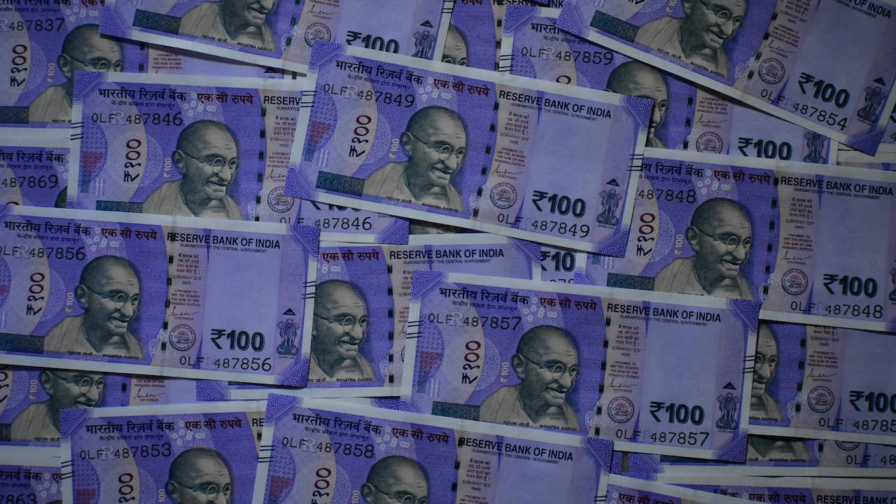 Layered Indian ₹100 notes, highlighting the financial implications of India’s GST on intragroup guarantees.