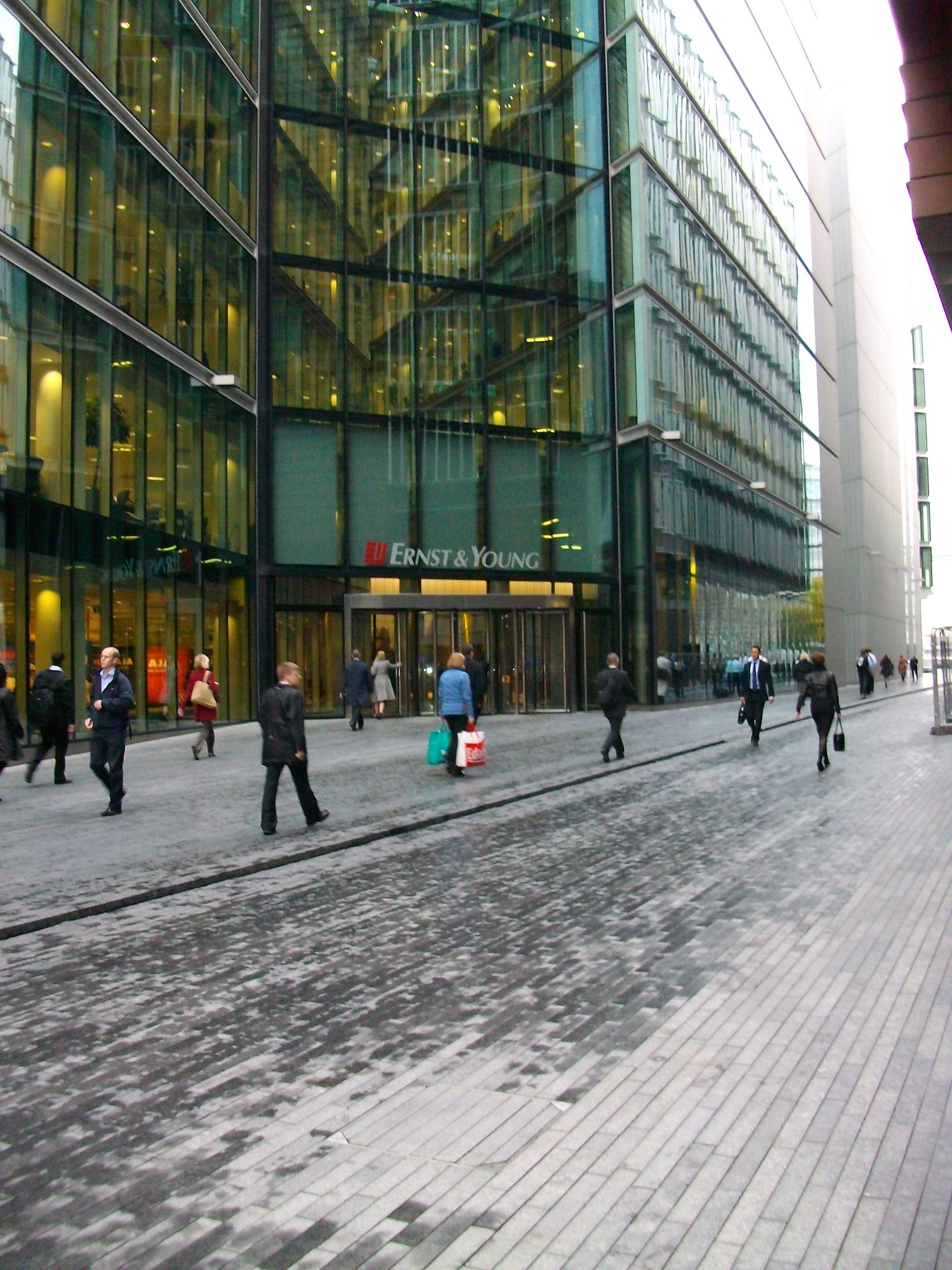 EY Reduces Pay Rises and Bonuses for UK Staff Amid Market Challenges