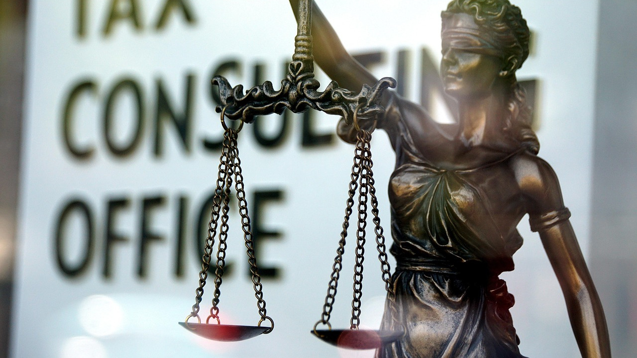 Lady Justice statue in front of a tax consulting office, symbolizing tax fairness, transparency, and institutional reform in Latin America.